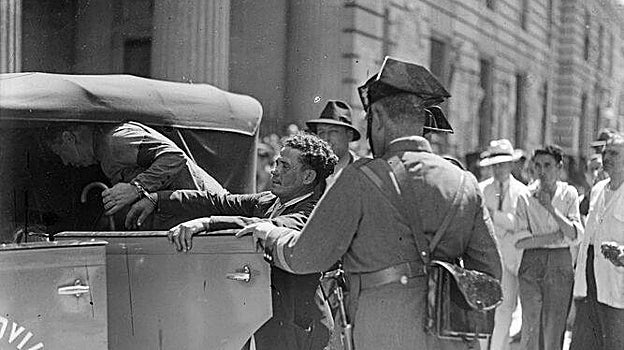 Martinillo (derecha con pelo rizado) y el Cojo, entrando en el coche policial tras prestar declaración en los juzgados
