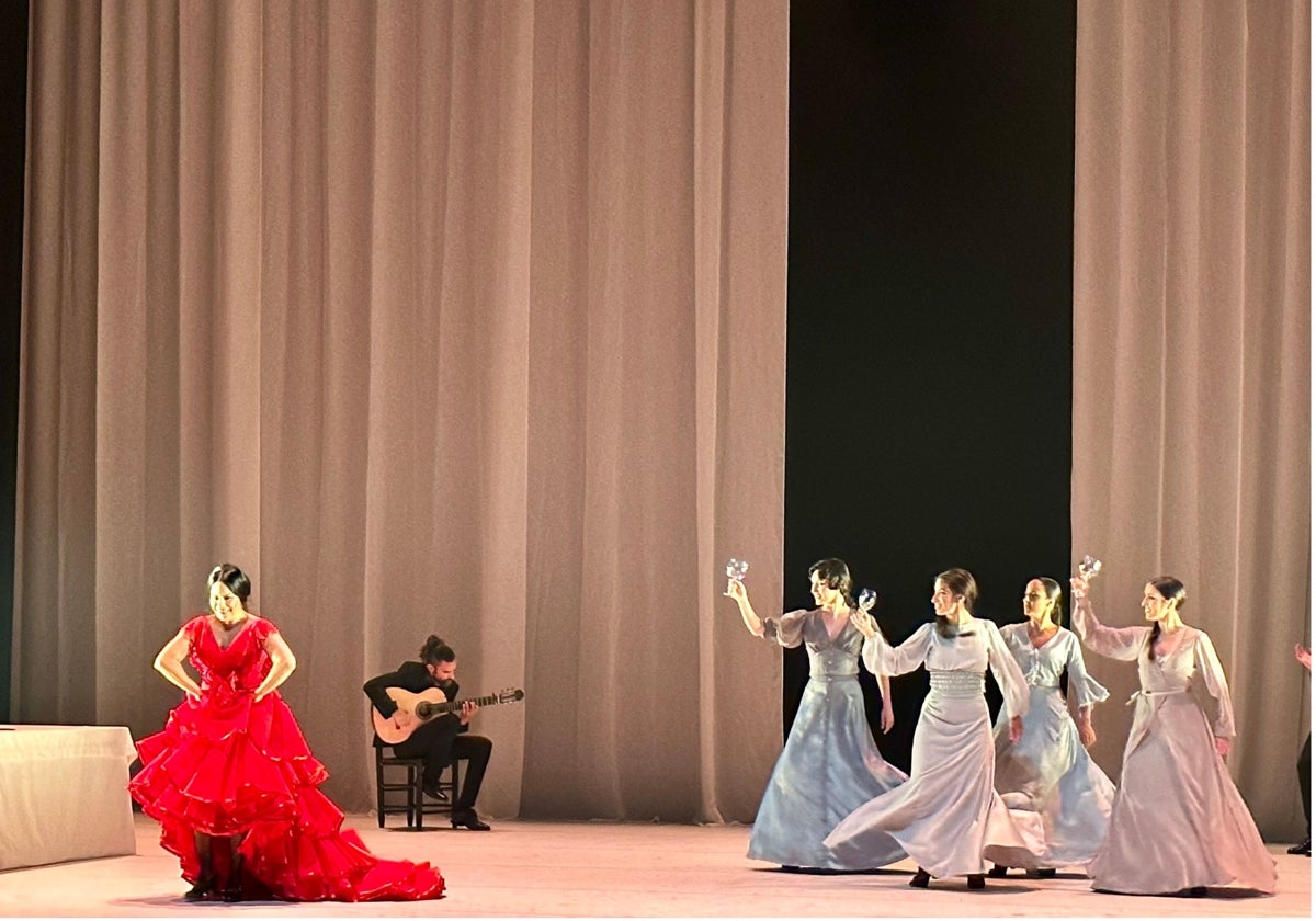 Mercedes de Córdoba, junto a su cuerpo de baile y el guitarrista y director musical Juan Campallo