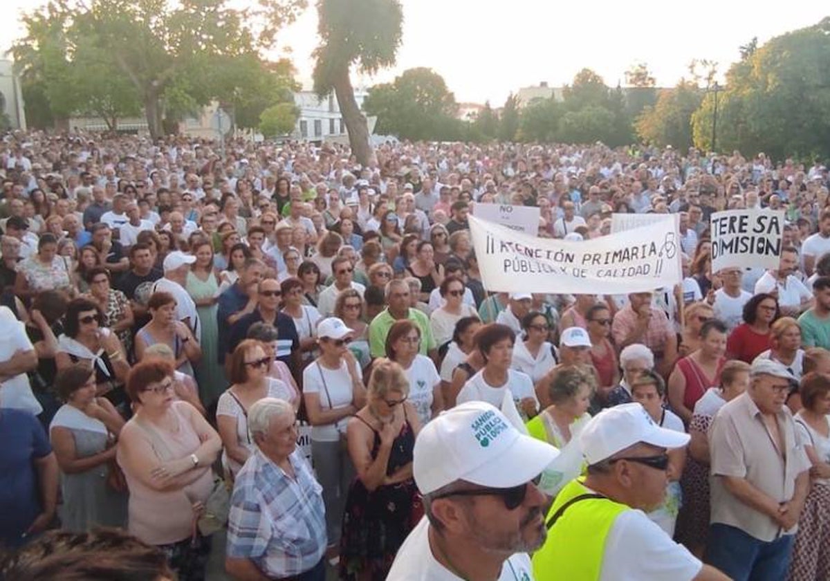 Vecinos de distintos pueblos de la Sierra Sur se han concentrado este viernes en Estepa