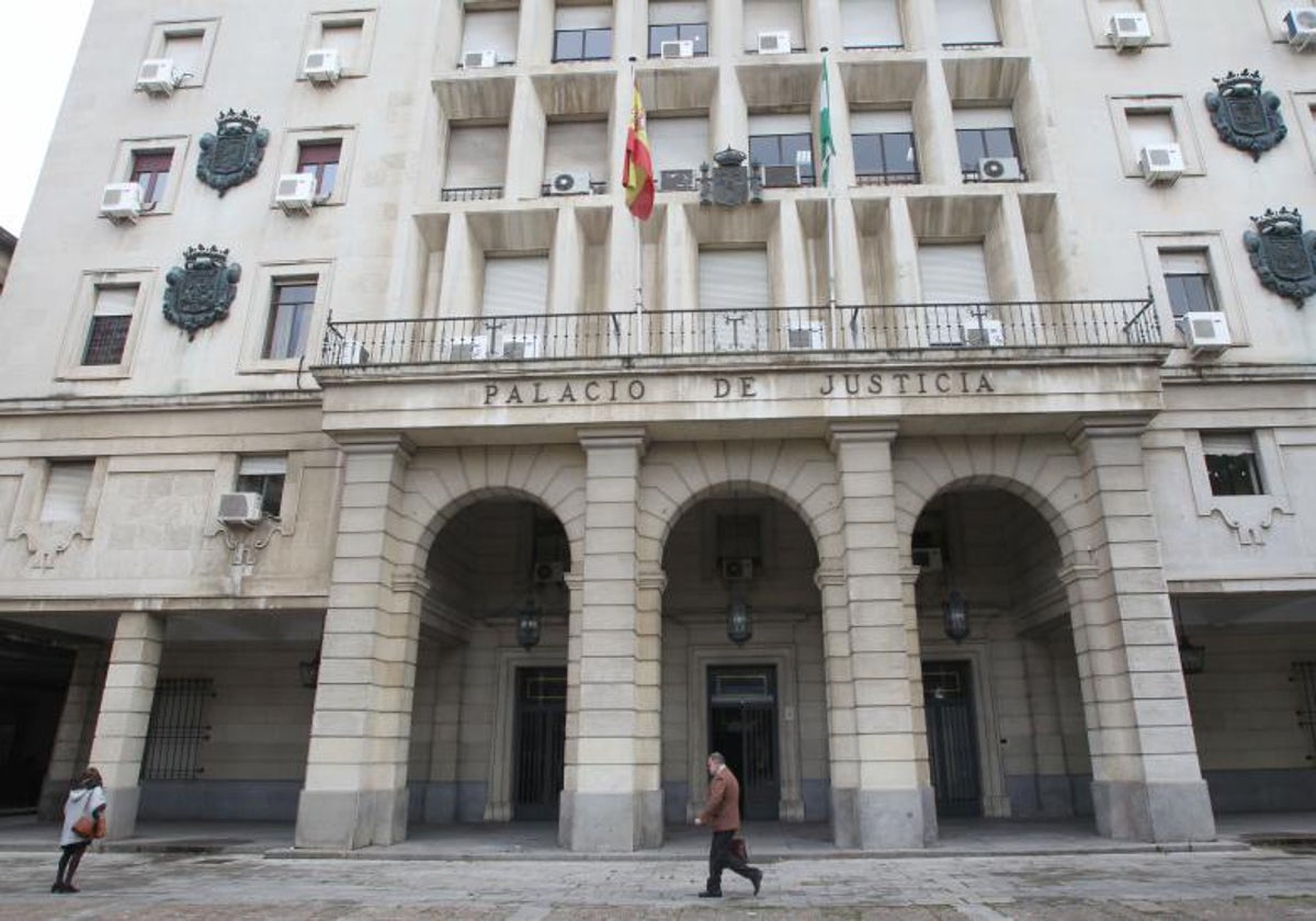 Entrada principal del Edificio de la Audiencia Provincial de Sevilla