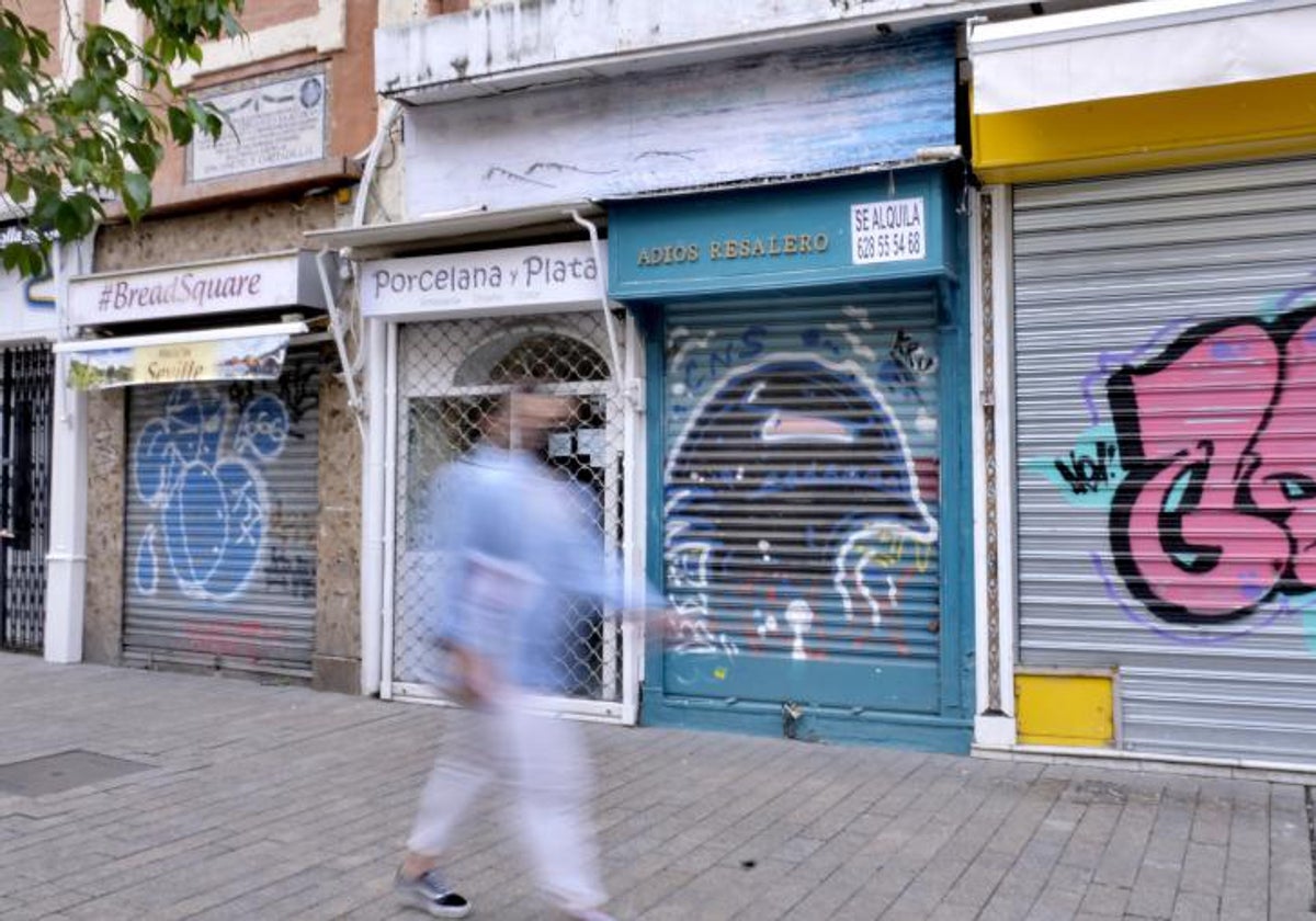 Grafitis en los comercios de la plaza del Pan