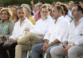 Rajoy dice en Sevilla que Feijóo es la «oportunidad» para «dejar atrás un pasado poco feliz»