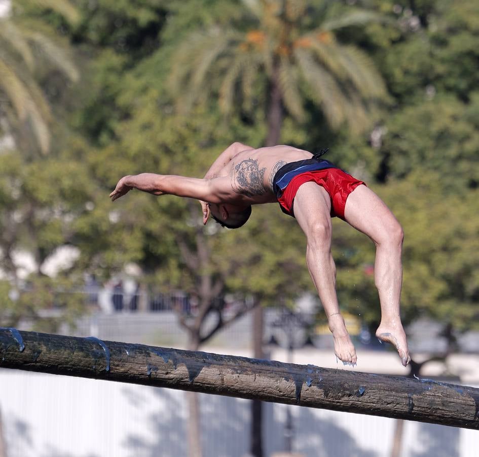 Tradicional cucaña de la Velá de Santa Ana en el barrio de Triana 