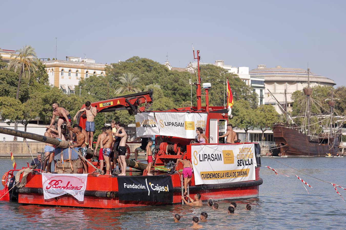 Tradicional cucaña de la Velá de Santa Ana en el barrio de Triana 