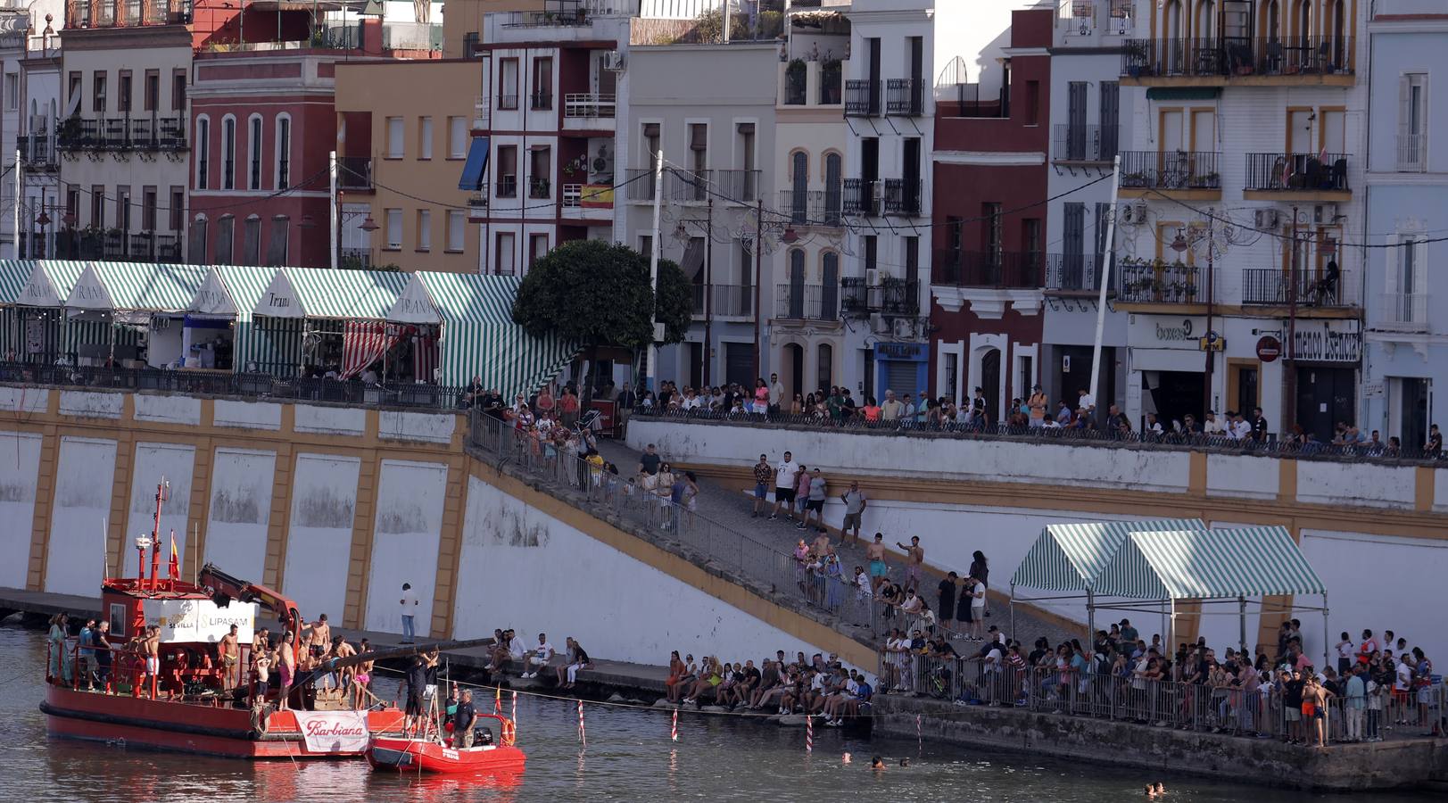 Tradicional cucaña de la Velá de Santa Ana en el barrio de Triana 