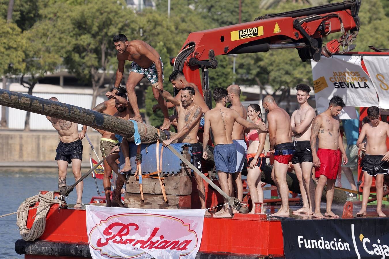 Tradicional cucaña de la Velá de Santa Ana en el barrio de Triana 