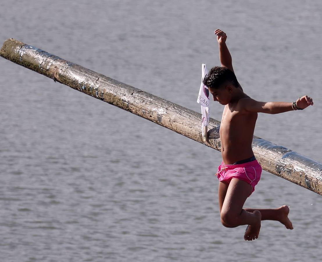 Tradicional cucaña de la Velá de Santa Ana en el barrio de Triana 