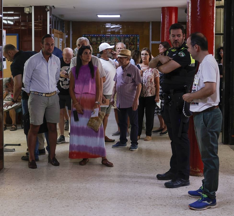 Ambiente electoral en los colegios de Sevilla durante la jornada del 23J