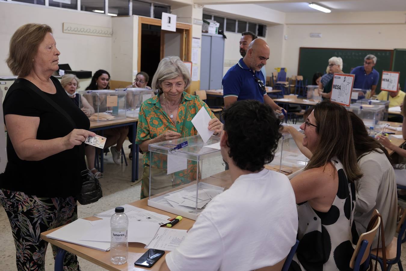 Ambiente electoral en los colegios de Sevilla durante la jornada del 23J