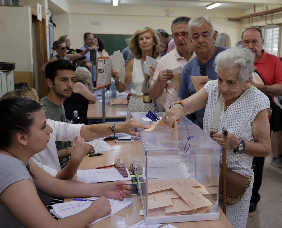 Ambiente electoral en los colegios de Sevilla durante la jornada del 23J