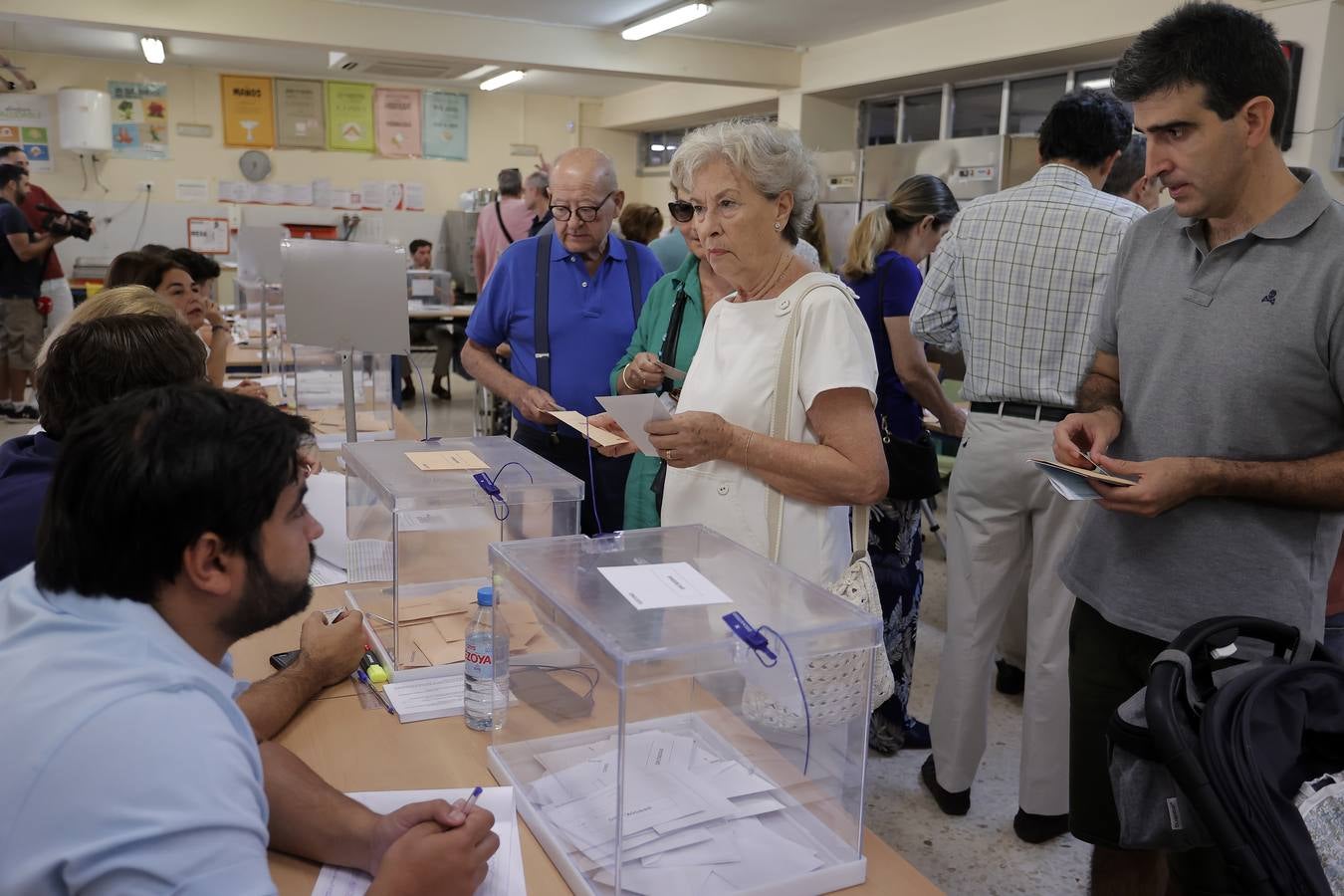 Ambiente electoral en los colegios de Sevilla durante la jornada del 23J