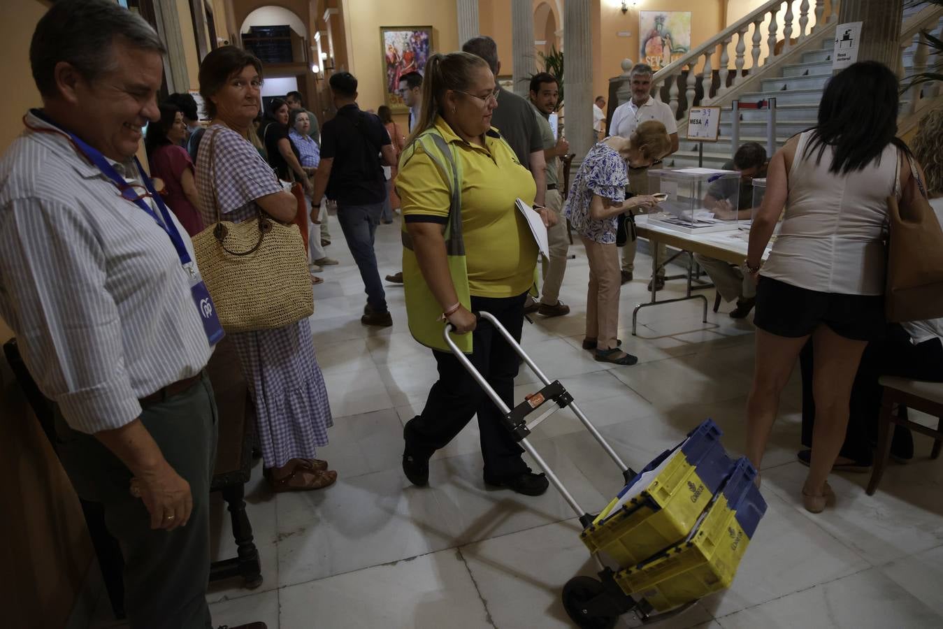 Ambiente electoral en los colegios de Sevilla durante la jornada del 23J