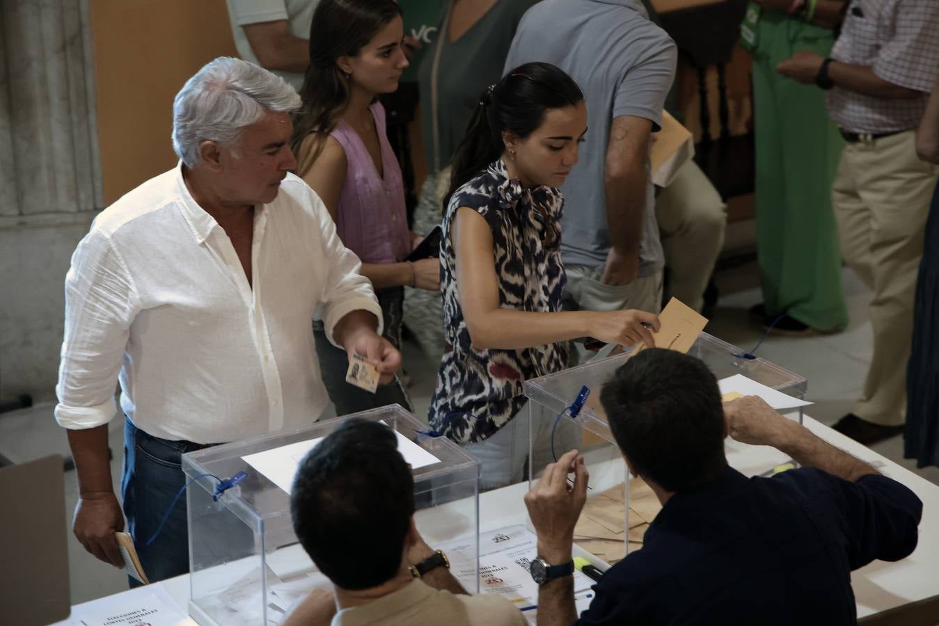 Ambiente electoral en los colegios de Sevilla durante la jornada del 23J