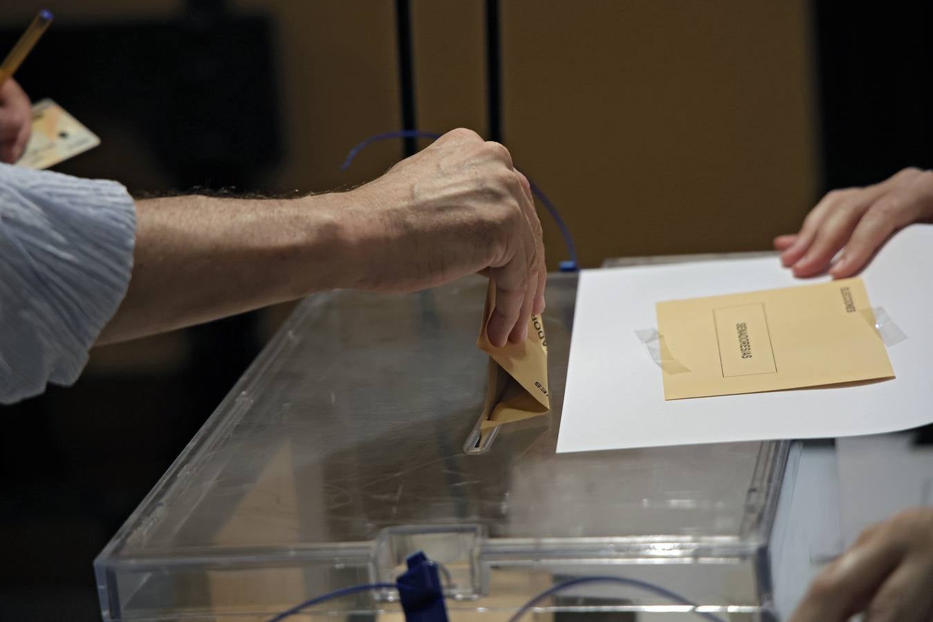 Ambiente electoral en los colegios de Sevilla durante la jornada del 23J