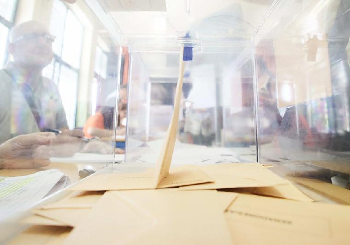 Una urna con votos en un colegio electoral de Sevilla este domingo