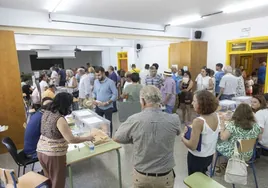 Votando con mosqueo en Sevilla: «No podía haber puesto las elecciones un 15 de septiembre, ¿no?»