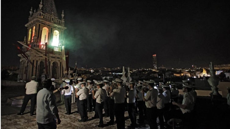 En imágenes, las luminarias iluminan el final de las fiestas de Santa Ana en Sevilla