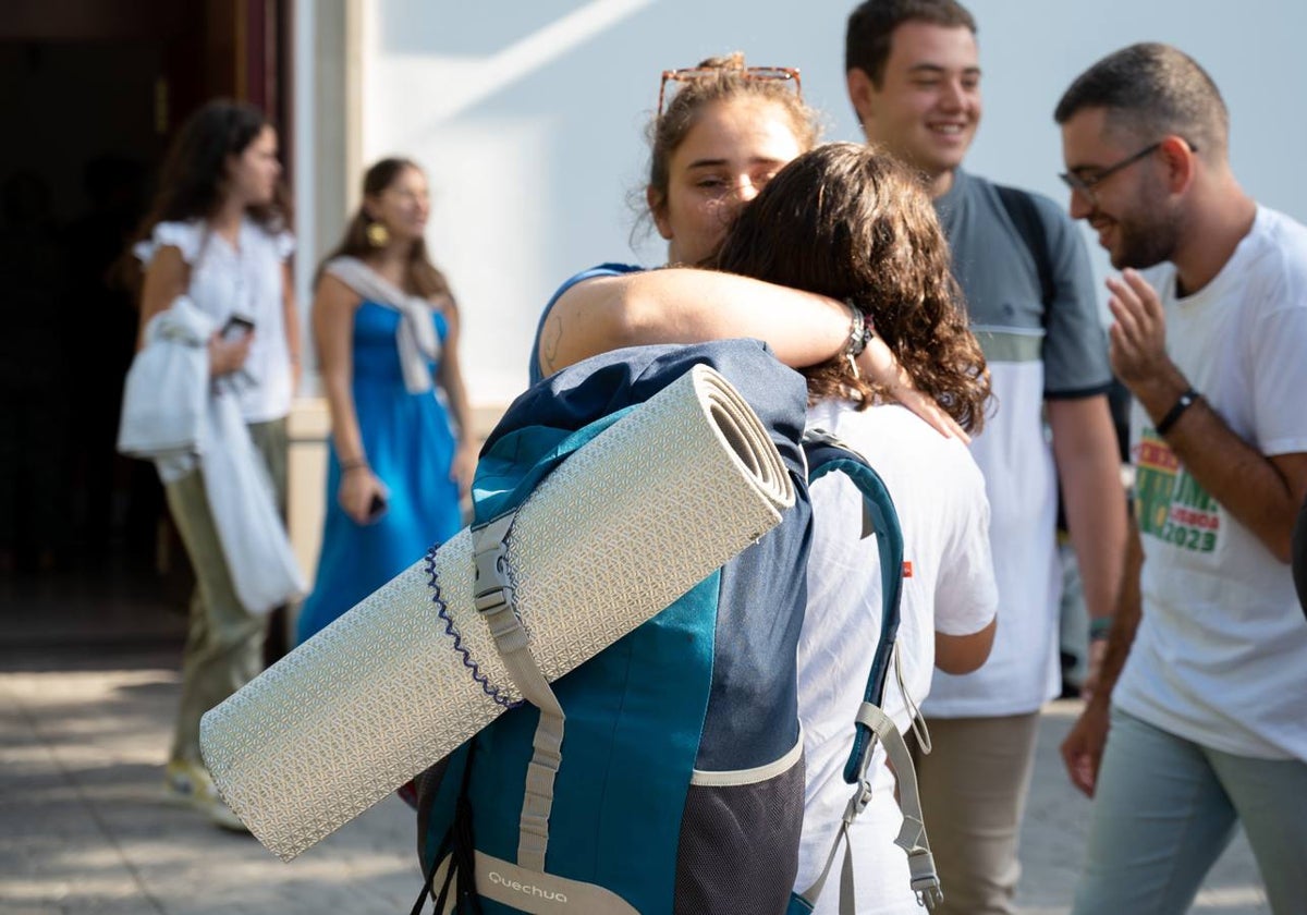 Algunos jóvenes se despiden antes de partir hacia Lisboa para asistir a la Jornada Mundial de la Juventud