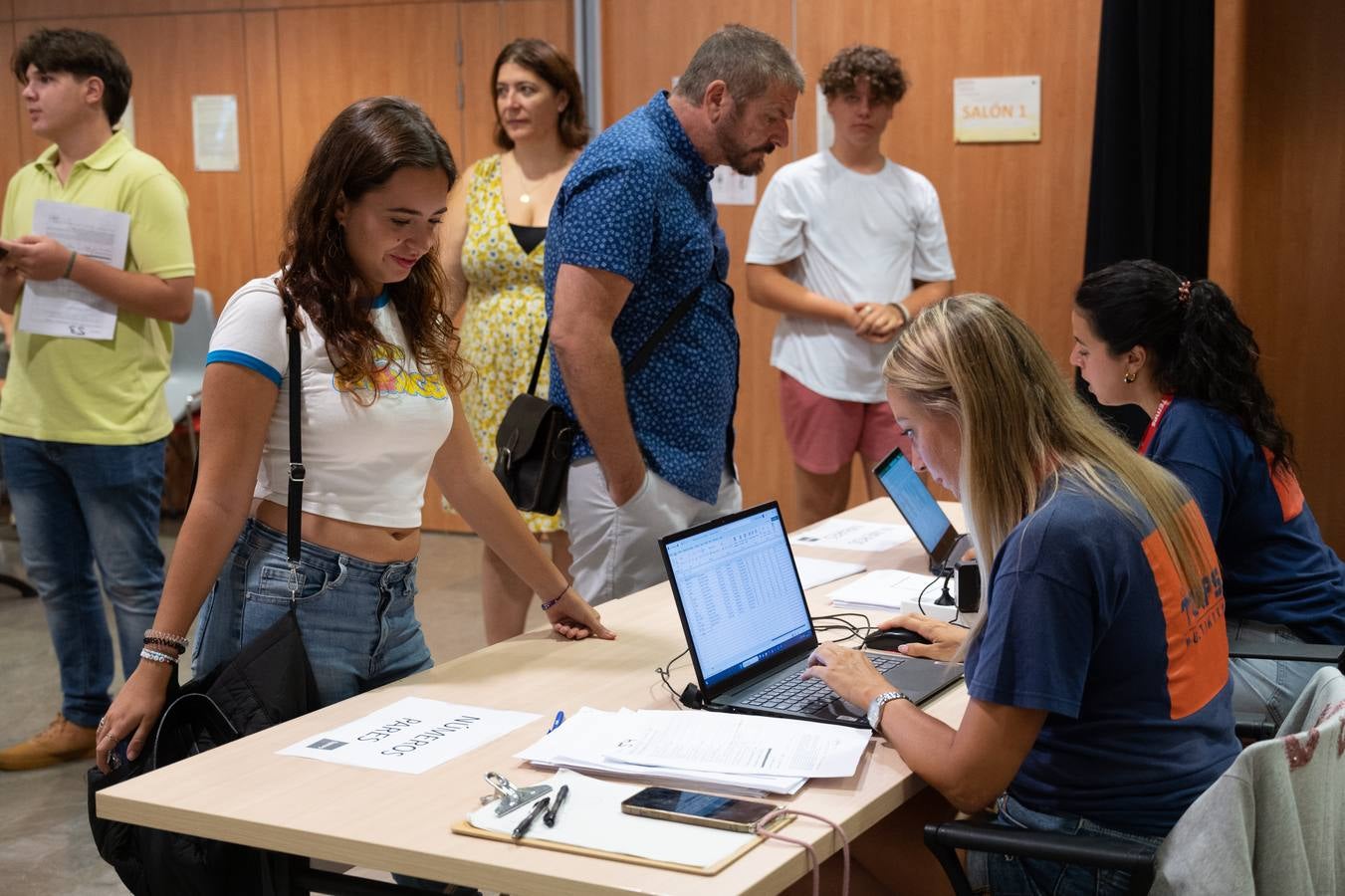 Colas para el casting de '1992', la nueva serie de Álex de la Iglesia