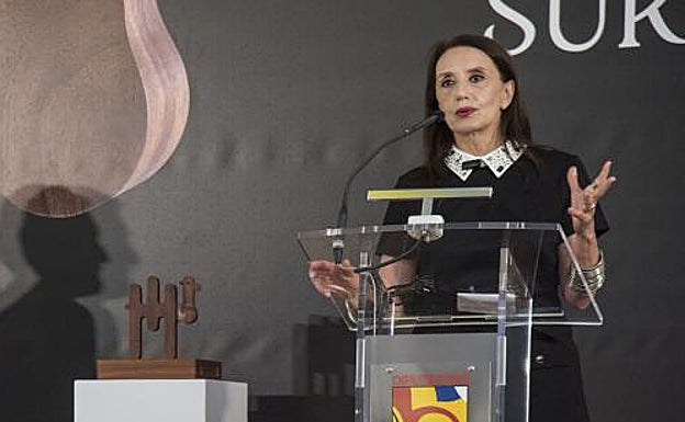 Casal, recibiendo el Premio Pirineos Sur en Huesca