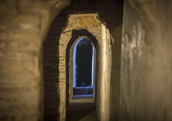 Imagen secundaria 1 - El Patio del Crucero tapa un antiguo jardín almohade rehundido que tenía una alberca -hoy baños de María de Padilla-, y que hoy esconde pasadizos ocultos y pinturas al fresco con los doce signos del zodíaco