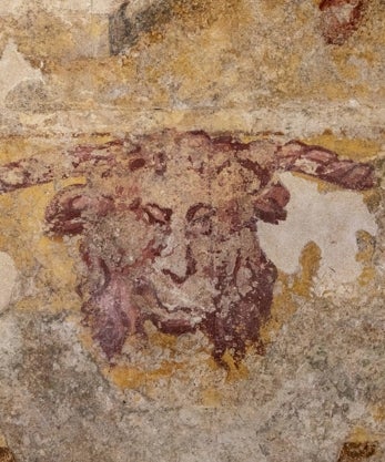 Imagen secundaria 2 - El Patio del Crucero tapa un antiguo jardín almohade rehundido que tenía una alberca -hoy baños de María de Padilla-, y que hoy esconde pasadizos ocultos y pinturas al fresco con los doce signos del zodíaco