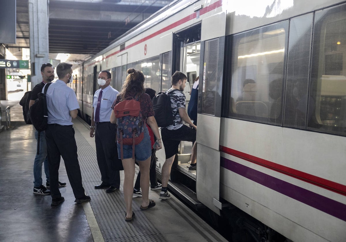 Viajeros subiendo a uno de los trenes de Renfe