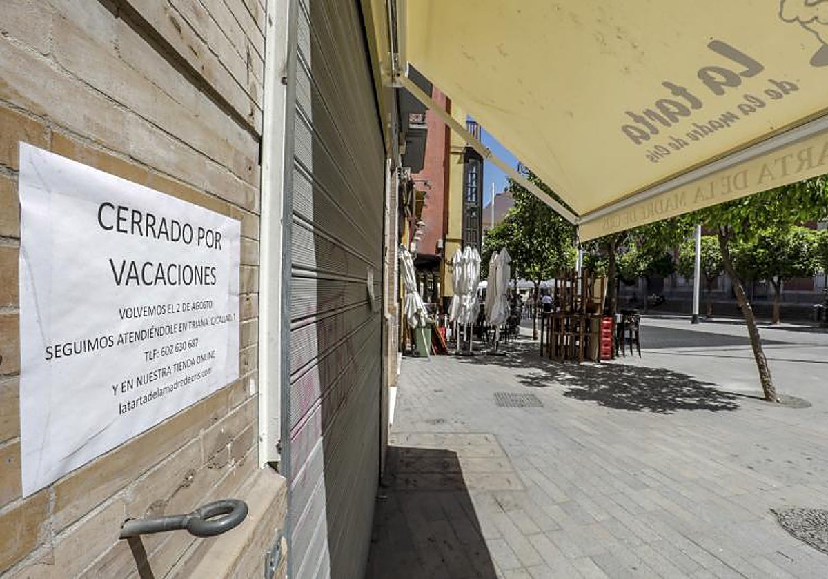 Un local cerrado en la Plaza del Salvador