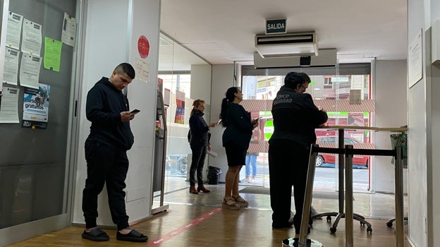 Una fila de personas en el interior de una oficina del SEPE