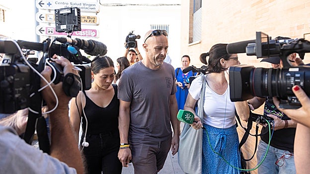 La hermana de Vanessa llegando con su pareja a los juzgados de Utrera