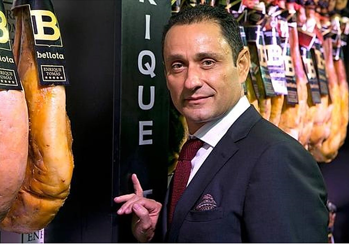 Enrique Tomás en una de sus tiendas