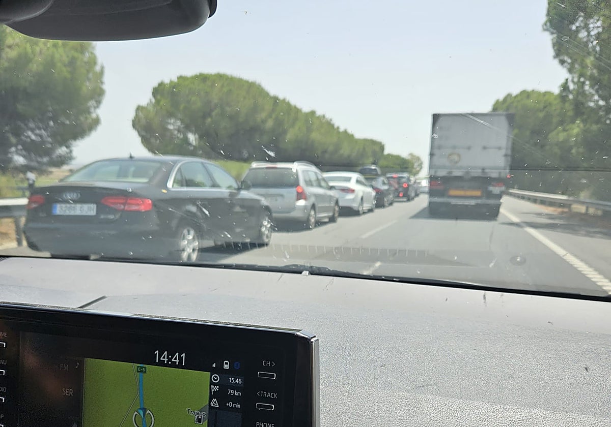 Colas kilométricas en la AP-4 Sevilla-Cádiz este lunes por el incendio de un camión el domingo