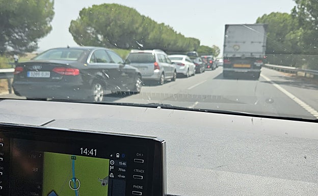 Una jornada caótica en la AP-4 Sevilla-Cádiz por un atasco kilométrico: «Hemos estado parados cuatro horas»