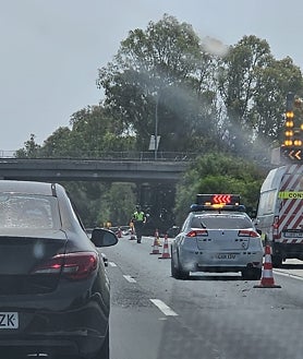 Imagen secundaria 2 - Estado del camión incendiado en la AP-4 Sevilla-Cádiz