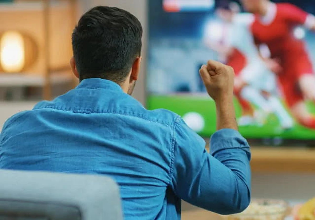 La OCU denuncia los altos precios de las tarifas para ver el fútbol por la televisión en España