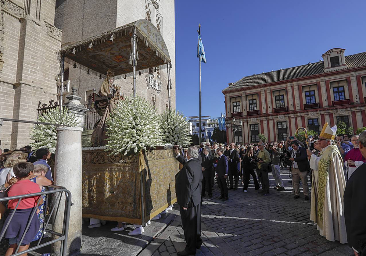 Salida de la Virgen de los Reyes de la Catedral de Sevilla en la procesión del 15 de agosto de 2022
