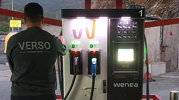 Cargador de vehículo eléctrico instalado por Verso para la empresa Wenea