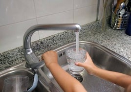 Camión cisterna, garrafas y cubos para llevar agua a las casas en Casariche por los cortes fruto de la sequía