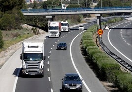 Calviño dice que se estudia poner un carril reversible en la AP-4 Sevilla-Cádiz para evitar atascos