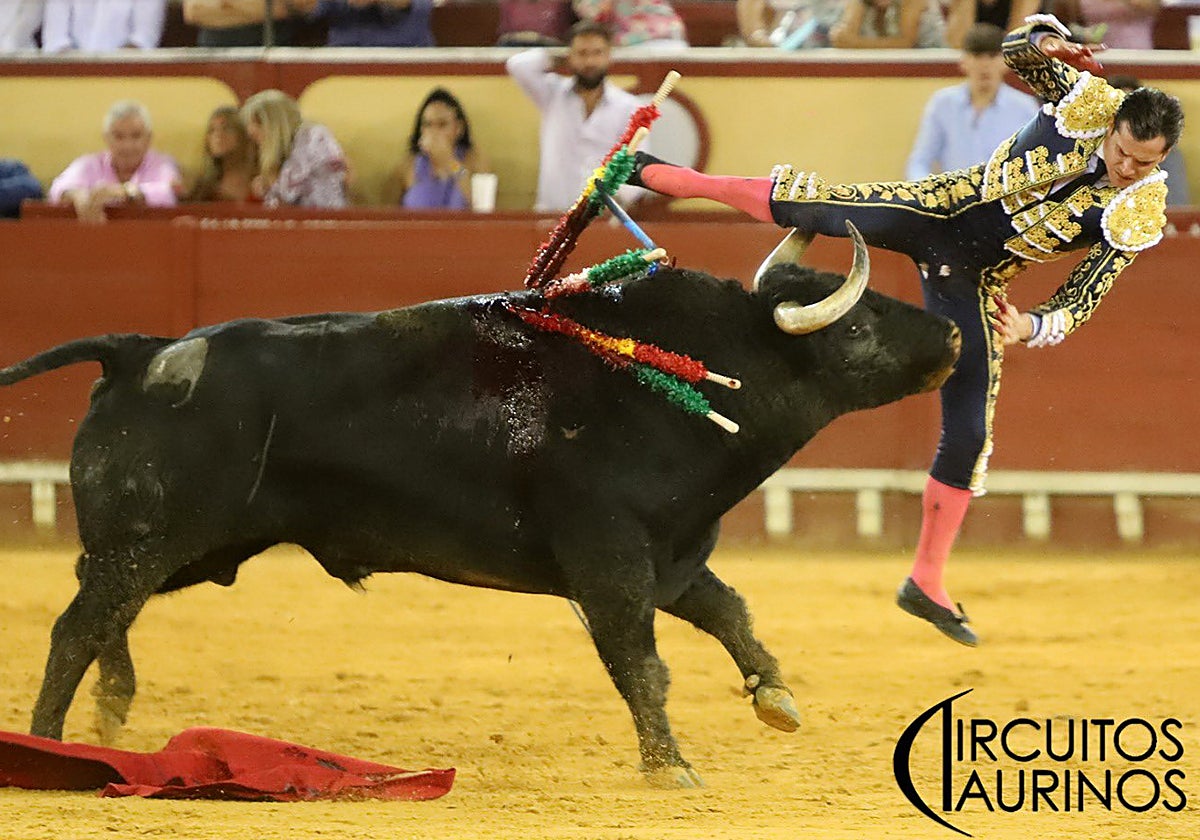 Momento en el que toro infiere la cornada a Daniel Luque