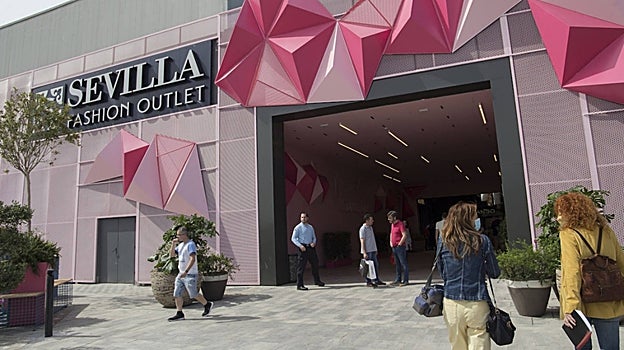 Puerta de acceso al Centro Comercial Sevilla Fashion Outlet