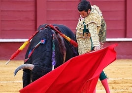 Emilio de Justo se afloja (por momentos) al natural en Málaga: cuanto más sencillo, más torero y mejor