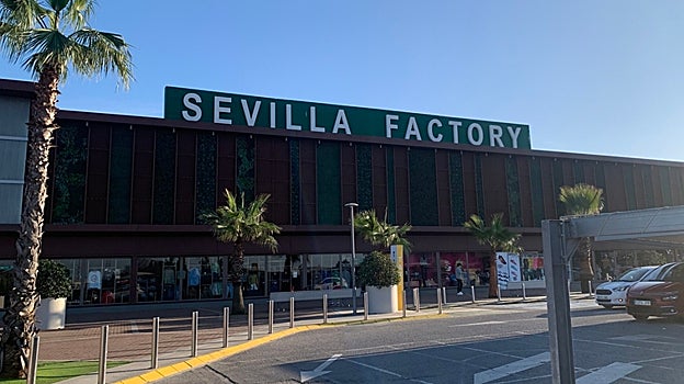 Entrada al Centro Comercial Sevilla Factory Dos Hermanas