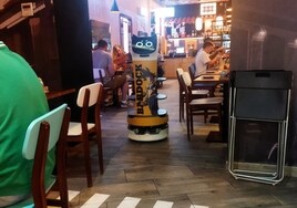 La moda del camarero robot se extiende por Sevilla