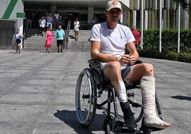 Daniel Luque abandona en silla de ruedas el Hospital Virgen Macarena de Sevilla tras su grave cornada
