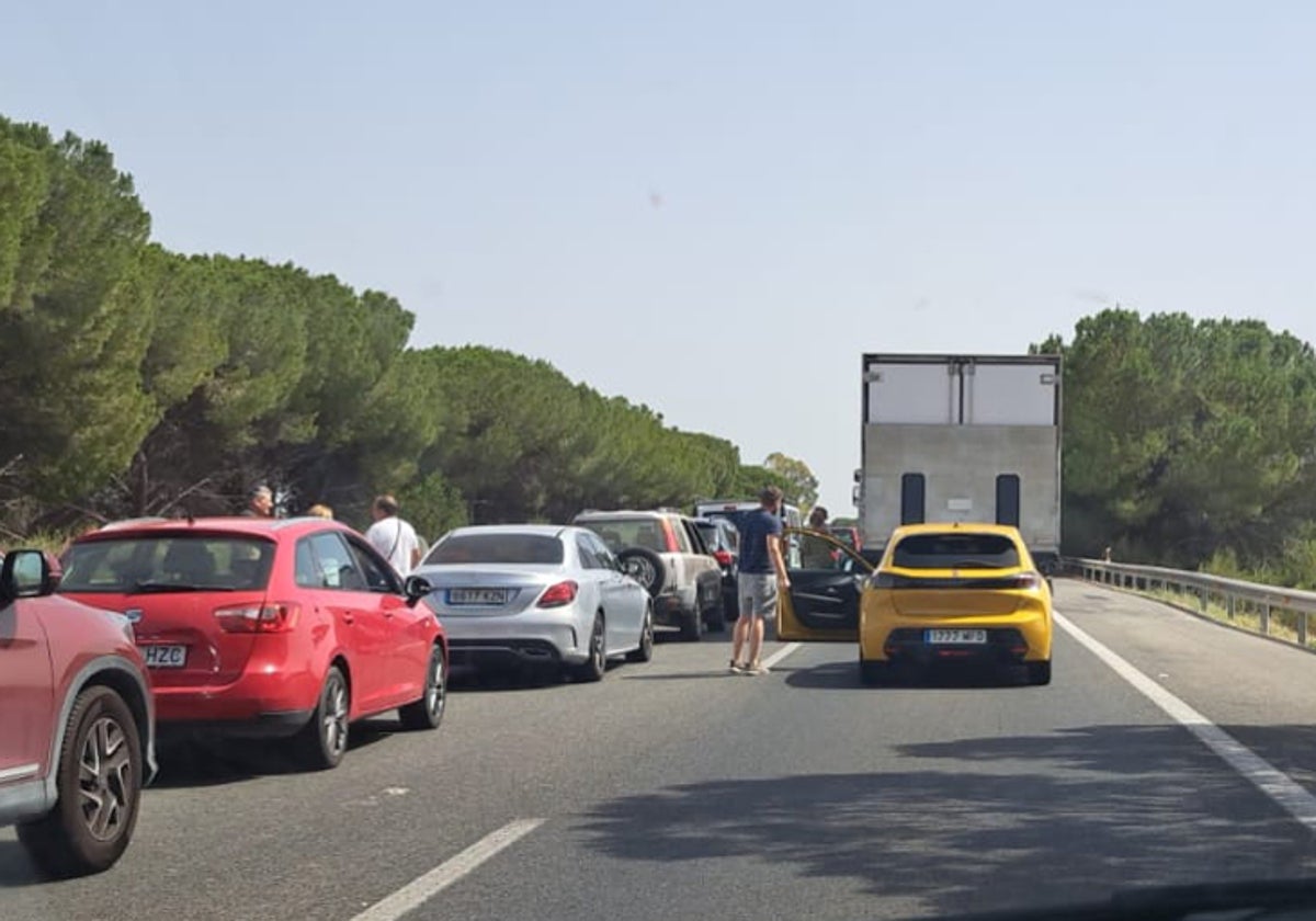 Imagen del pasado día 7 de los atascos registrados en la autopista entre Sevilla y Cádiz