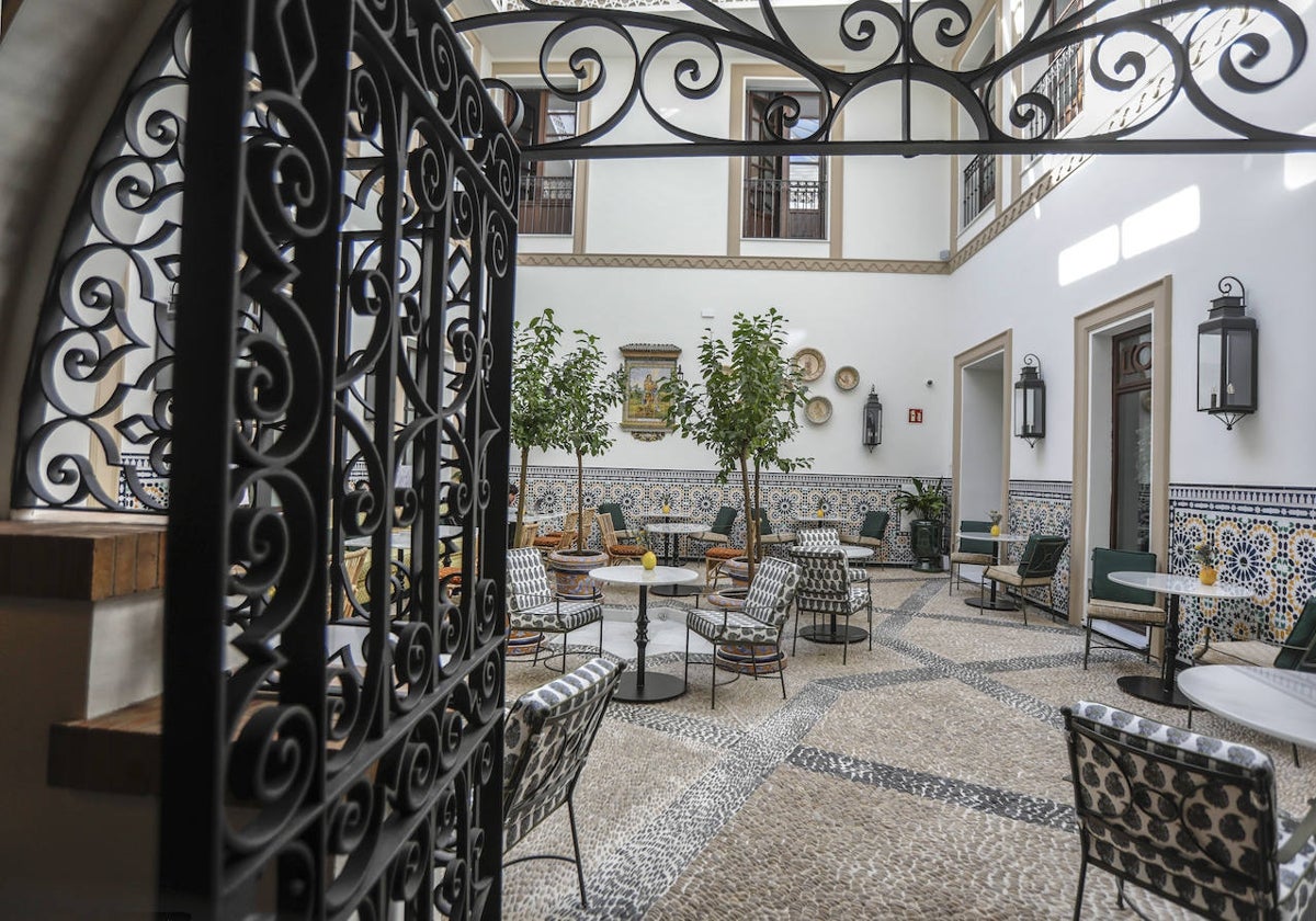 Patio empedrado del nuevo Hotel Don Ramón de Sevilla