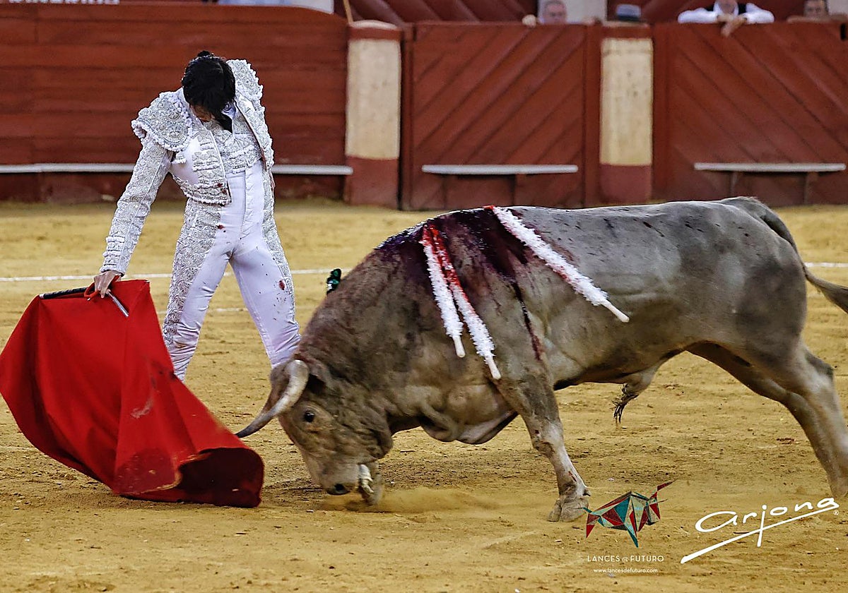 Roca Rey trató de torear más estético y natural en el cierre de la feria taurina de Almería