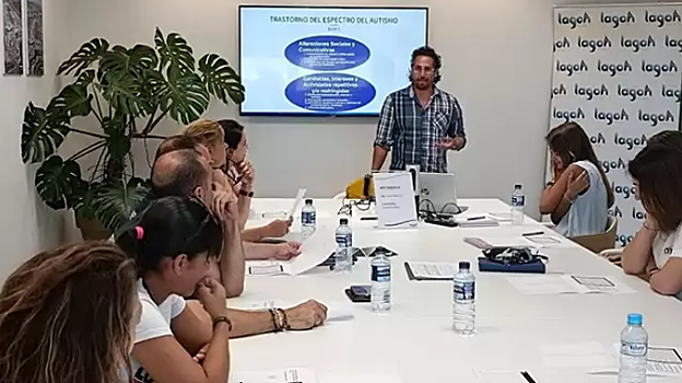 Formación impartida por Autismo Sevilla a los trabajadores del centro comercial Lagoh en Sevilla