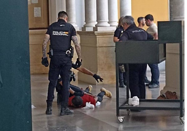Arrestan a un hombre por entrar en la basílica de la Macarena de Sevilla dando gritos e insultos